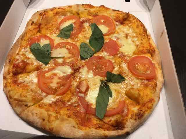 Pizza von Dominos Pizza